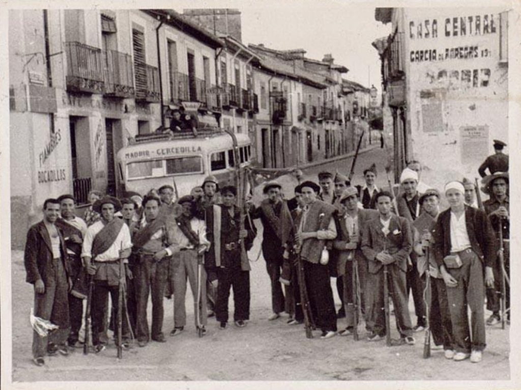 Un grupo de milicianos posa en las calles de Buitrago. Según el pie de foto se trataría de campesinos pertenecientes a la columna del alemán Max Salomón. Foto AHN