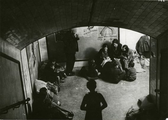 Madrileños refugiados de los bombardeos de Franco en el Metro
