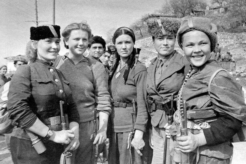 Durante la Segunda Guerra Mundial, las mujeres soviéticas tuvieron un rol titánico en todos los ámbitos; en la producción, en las fábricas y el campo, es la economía de guerra; en la retaguardia: enfermería, transporte, abastecimiento, comunicaciones, así como muchas otras tareas civiles. Cerca de 800.000 participaron en el frente como combatientes. Fue el único país en llamar a las mujeres para participar en primera línea de combate. Hubo destacadas mujeres soldado, francotiradoras, aviadoras, tanquistas, artilleras o partisanas.